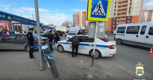 Юный питбайкер в Белом Яре наехал на сотрудника ДПС и свалился с мотоцикла, получив травмы