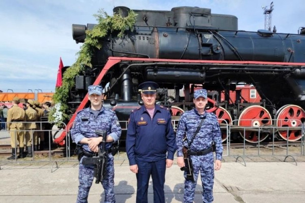 Сотрудники Росгвардии встретили поезд-музей &laquo;Эшелон Победы&raquo; в Сургуте
