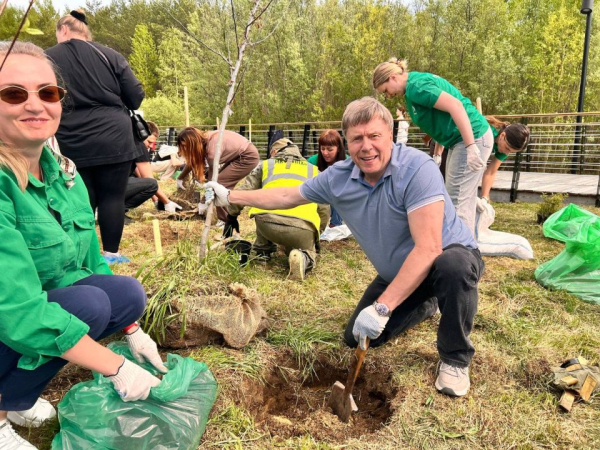 Сегодня с коллегами-депутатами и аппаратом Думы города занимались общественно-полезным трудом: высаживали растения в парке &laquo;За Саймой&raquo;