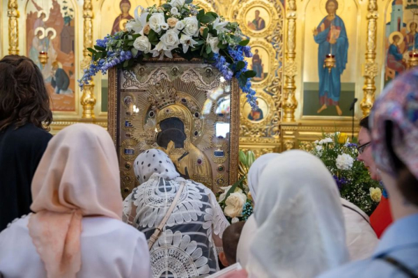 Восемь тысяч сургутян приложились к чудотворной Феодоровской иконе Божией Матери