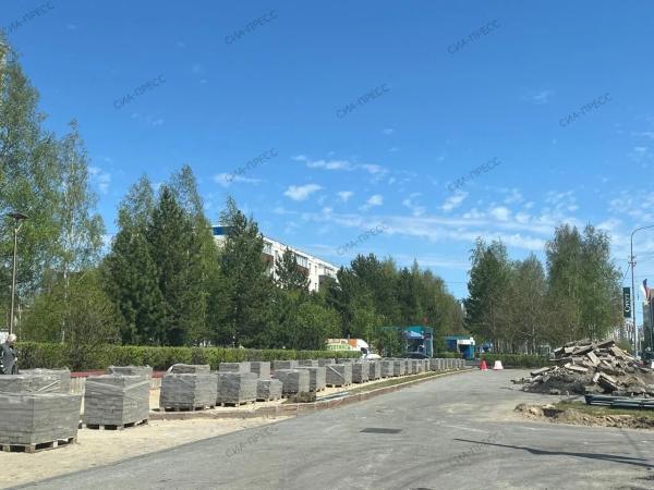 ​Зачем менять хорошую плитку? Сургутяне обратили внимание на ремонт у мэрии