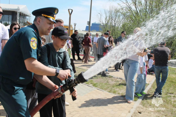 Пожарные Сургута поздравили юных сургутян с Днём защиты детей