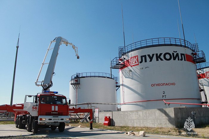 В Сургуте прошли учения по эвакуации людей с нефтехранилища при атаке БПЛА