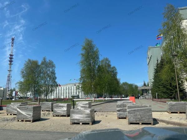 ​Зачем менять хорошую плитку? Сургутяне обратили внимание на ремонт у мэрии