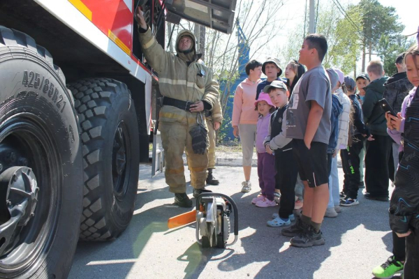 Огнеборцы познакомили детей с пожарной техникой