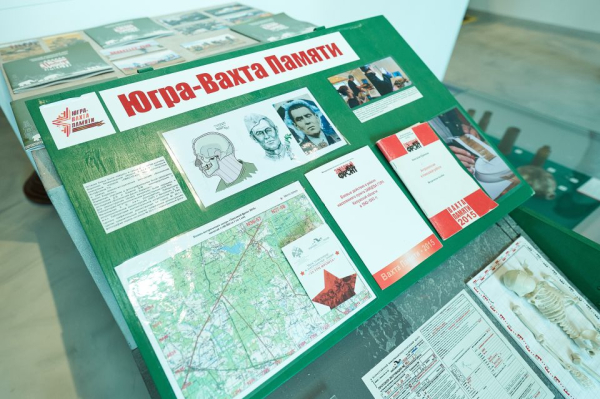 В Ханты-Мансийске открылась выставка, где можно увидеть 100 лет молодежной истории Югры