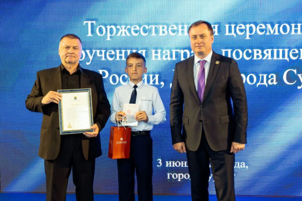 В преддверии Дня России и Дня города по традиции отмечаем сургутян федеральными, региональными и городскими наградами