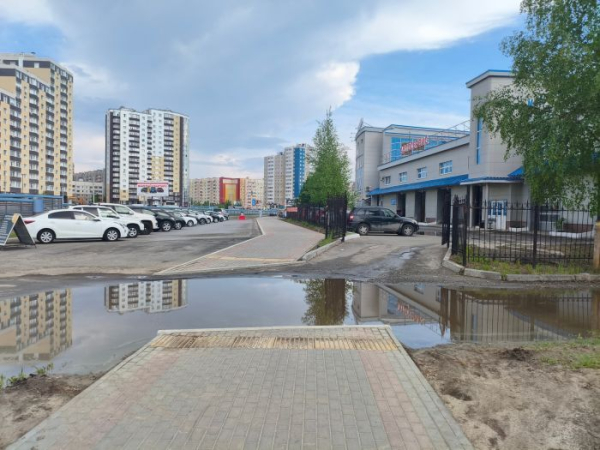 ​Провалы тротуара и отсутствие водоотвода: в мэрии Сургута объяснили, почему топит проспект Мира