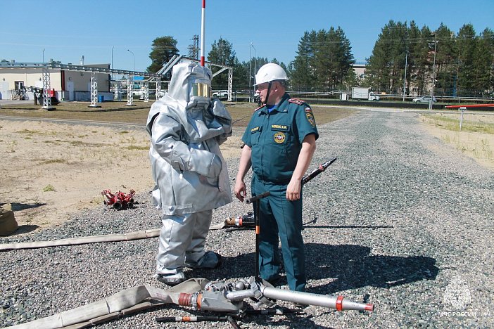 В Сургуте прошли учения по эвакуации людей с нефтехранилища при атаке БПЛА