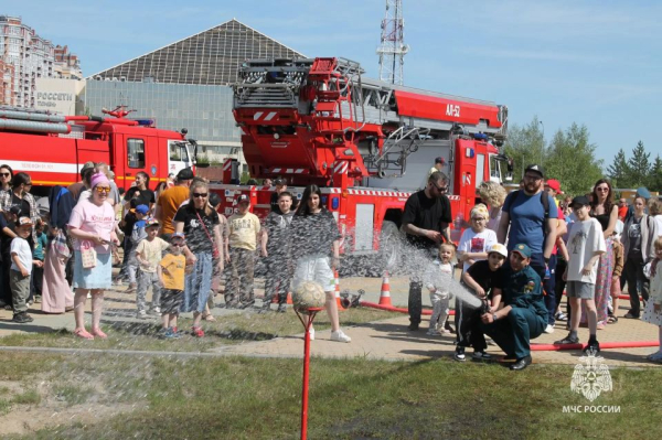 Пожарные Сургута поздравили юных сургутян с Днём защиты детей