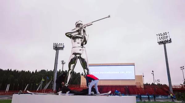 В Ханты-Мансийске появился самый высокий памятник биатлонисту в России