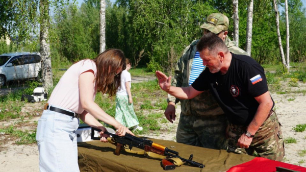В Сургуте ветераны СВО из &laquo;Героев Югры&raquo; провели патриотический урок для детей в День соседей