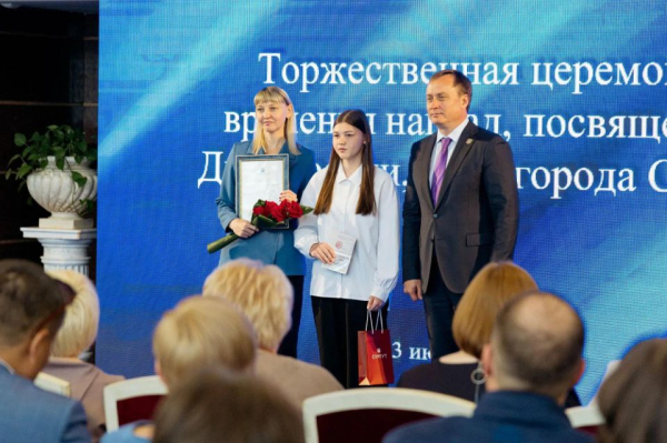 В Сургуте чествовали героев труда, многодетную мать и юных граждан России