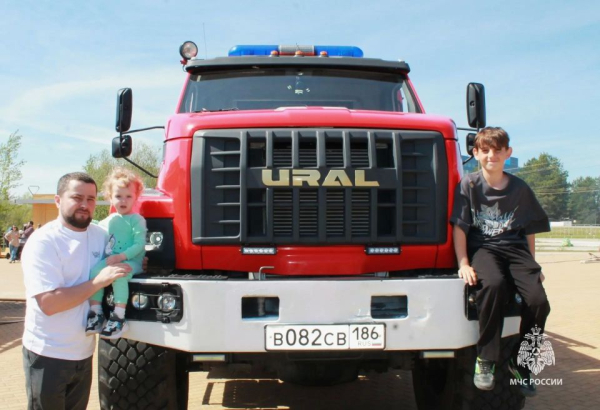 Пожарные Сургута поздравили юных сургутян с Днём защиты детей