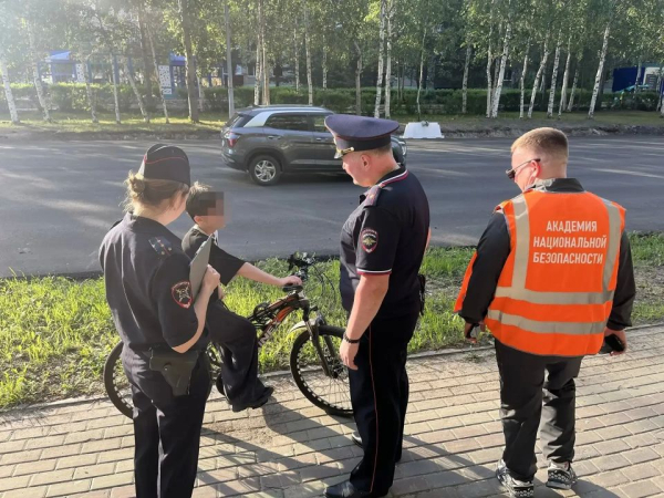 Профилактика аварийности с детьми: в крупнейшем городе округа проходят массовые пешие патрули