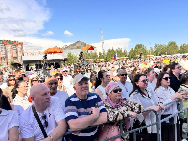 Сегодня на Центральной площади состоялись народные гуляния, посвященные Дню России и Дню города