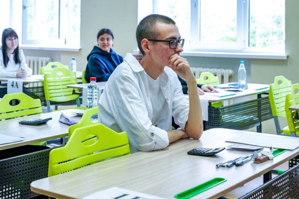 63 югорских выпускника получили 100 баллов на ЕГЭ по итогам первого экзаменационного дня