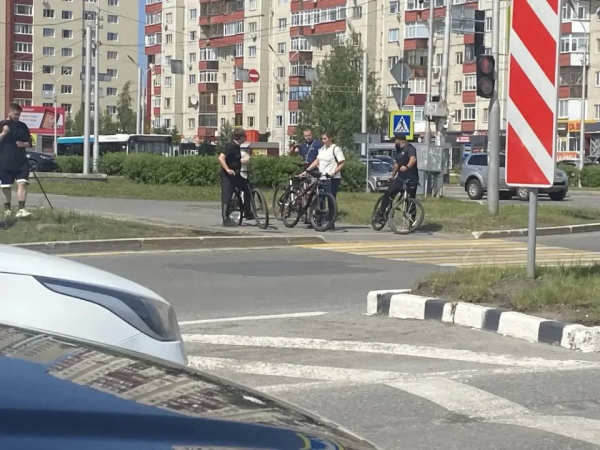 "Вот кого встретила! Шла по Комсомолькому проспекту и увидела главу Сургута, который ехал на велосипеде в сопровождении других людей