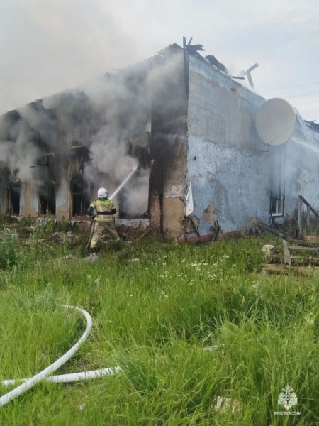 В поселке Солнечный Сургутского района пожарные ликвидировали возгорание в расселенном доме