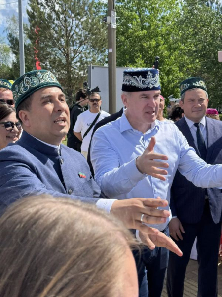 Вот и губернатор в честь праздника примерил тюбетейку - его на Сабантуе встретили песнями