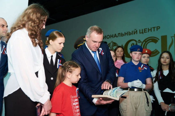 В Ханты-Мансийске открылась выставка, где можно увидеть 100 лет молодежной истории Югры