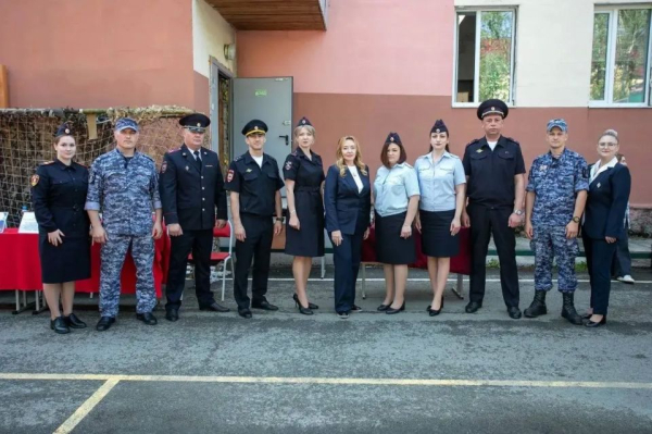Полицейские Сургутского района приняли участие в конкурсе строя и песни среди студентов