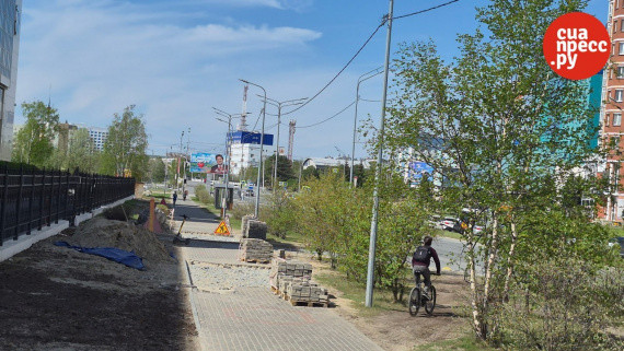 ​Тротуар раскопали, рабочие исчезли: сургутянка пожаловалась на затянувшийся ремонт возле остановки &laquo;Россети&raquo;