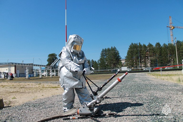 В Сургуте прошли учения по эвакуации людей с нефтехранилища при атаке БПЛА