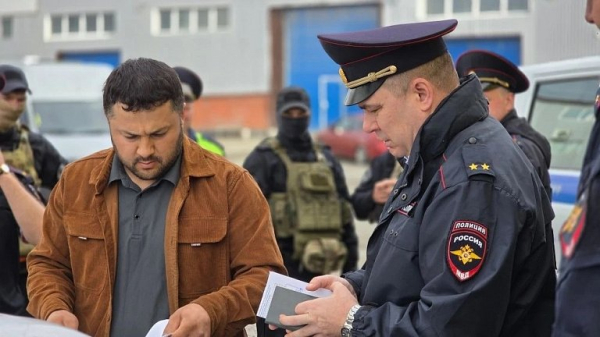 Полиция Сургута после рейда по мигрантам доставила в отдел около 100 человек Полиция Сургута после рейда по мигрантам доставила в отдел около 100 человек