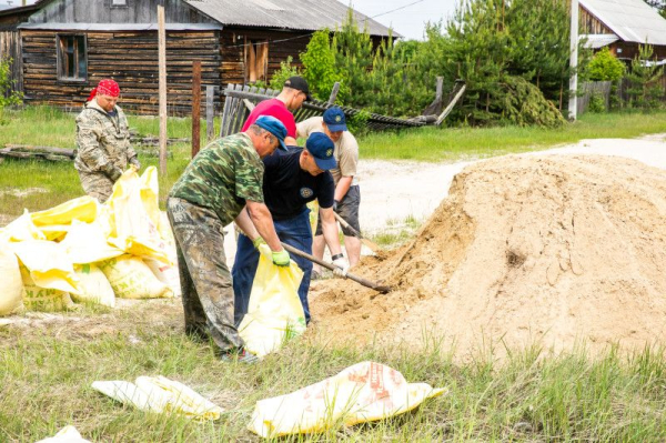&laquo;Не ждём у моря погоды&raquo;: жители Сытомино вновь взялись за лопаты, чтобы дать бой паводку