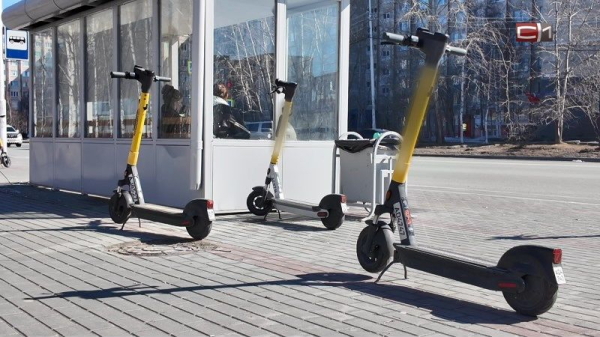 В Сургуте самокатчик сбил женщину на тротуаре и скрылся с места ДТП