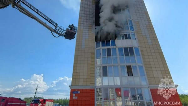 Мужчина пострадал при пожаре в многоэтажном доме в Югре. ВИДЕО