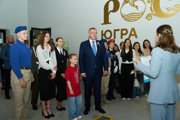 В Ханты-Мансийске открылась выставка, где можно увидеть 100 лет молодежной истории Югры