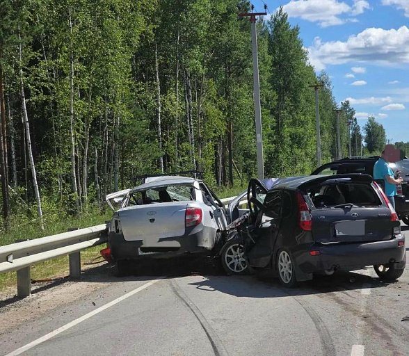 В ХМАО на скорости столкнулись две &laquo;Лады&raquo;, оба водителя погибли