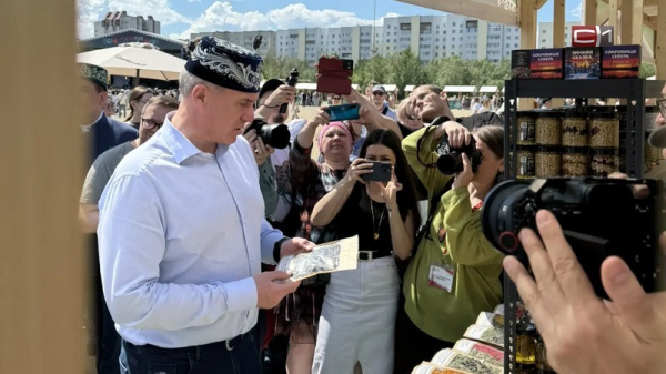 Иртышский Сабантуй отмечают на Центральной площади Сургута. ФОТО