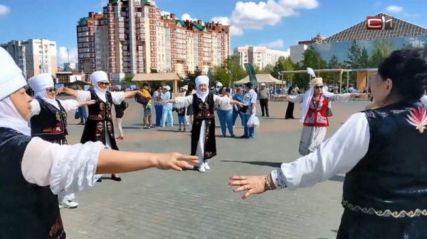 Иртышский Сабантуй отмечают на Центральной площади Сургута. ФОТО