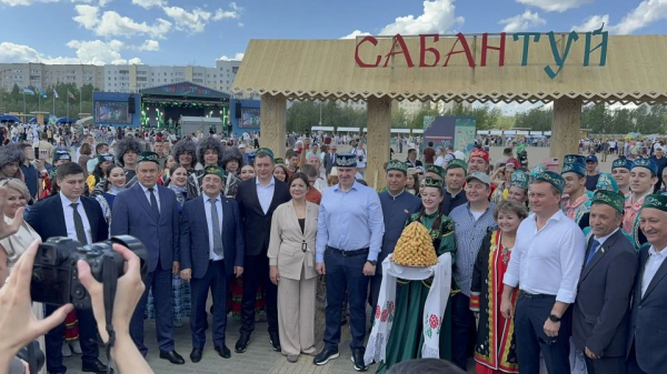 Вот и губернатор в честь праздника примерил тюбетейку - его на Сабантуе встретили песнями