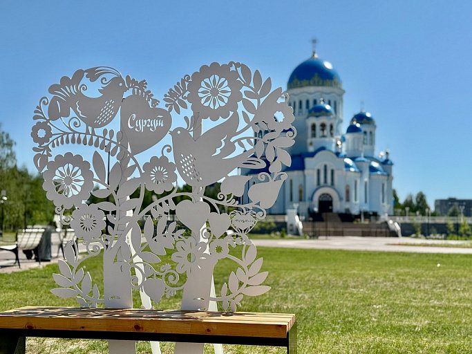В Сургуте лавочки-фотозоны в русском стиле появились у собора и роддома