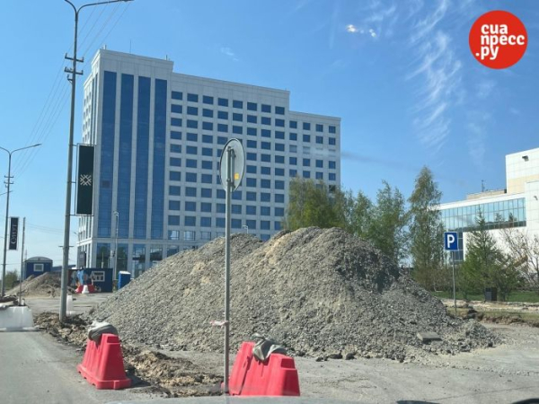 ​Зачем менять хорошую плитку? Сургутяне обратили внимание на ремонт у мэрии