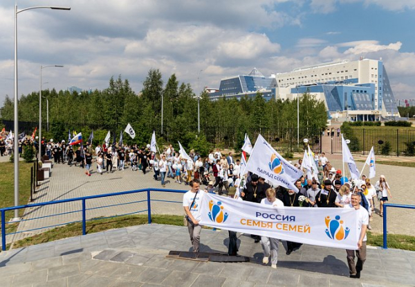 Жители Сургута вышли на массовый парад в честь Дня семьи, любви и верности