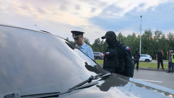 В Сургуте провели масштабный рейд на дорогах: проверили более 370 автомобилей В Сургуте провели масштабный рейд на дорогах: проверили более 370 автомобилей