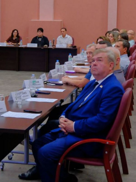 Наталья Западнова выступила модератором круглого стола по вопросам реализации проектов благоустройства в Нижневартовске