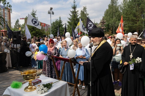 Жители Сургута вышли на массовый парад в честь Дня семьи, любви и верности