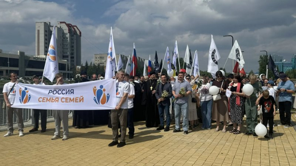 В Сургуте прошло праздничное шествие ко Дню семьи, любви и верности. ФОТО