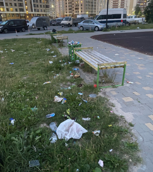 ​Жители дома на улице Ивана Захарова в Сургуте жалуются на мусор и битое стекло