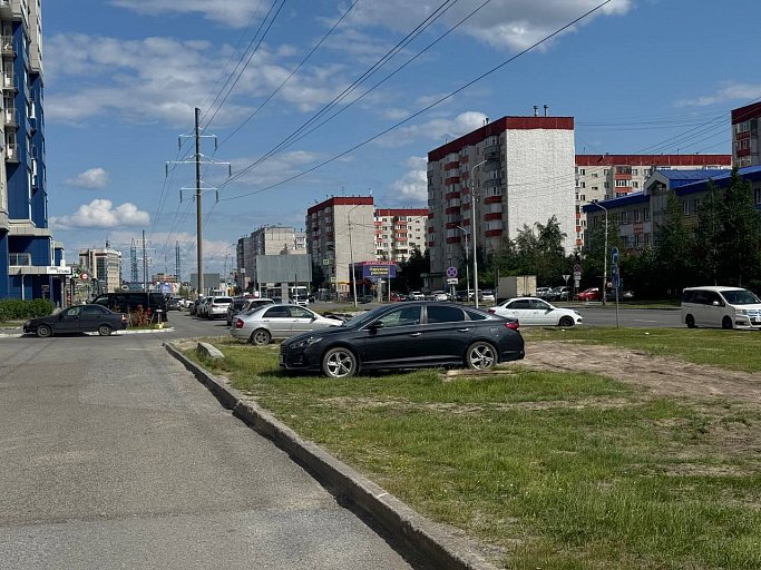 Более 700 штрафов выписали водителям Сургута, паркующимся на газонах Более 700 штрафов выписали водителям Сургута, паркующимся на газонах