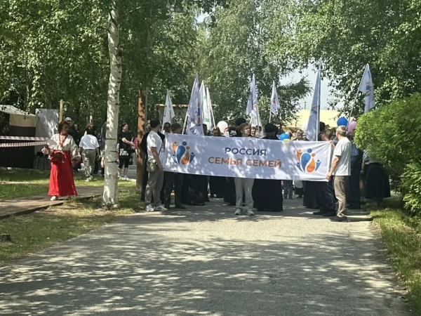 В Сургуте состоялось торжественное шествие в рамках Всероссийского Парада Семьи, посвященного Дню семьи, любви и верности