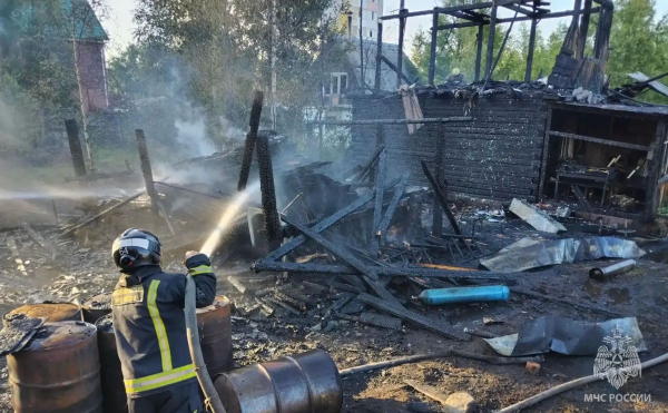 Огнеборцы МЧС России вынесли из горящего дома шесть газовых баллонов Огнеборцы МЧС России вынесли из горящего дома шесть газовых баллонов