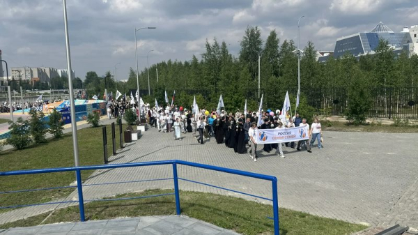 В Сургуте прошло праздничное шествие ко Дню семьи, любви и верности. ФОТО