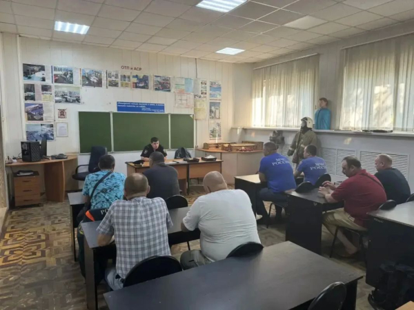 Госавтоинспекторы Югры провели профилактические ликбезы с трудовыми коллективами предприятий и личным составом подразделений МЧС России